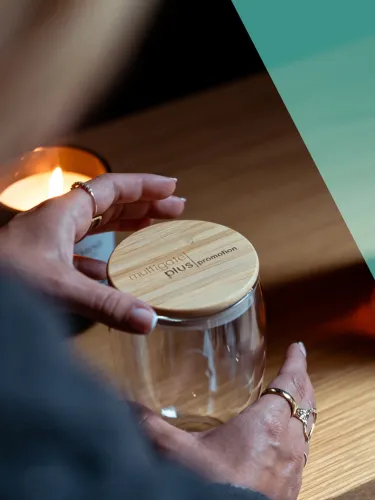 Person Mit Glas mit Holzdeckel
