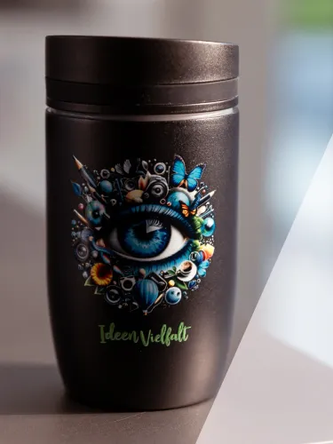 Ein schwarzer Tasse mit farbenfrohem Augen-Design und Symbolen.