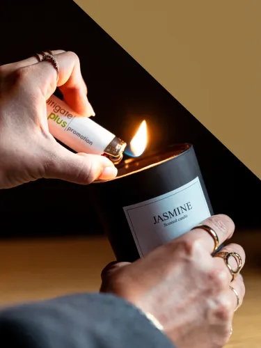 Eine Hand zündet eine Jasmin-Candle an.